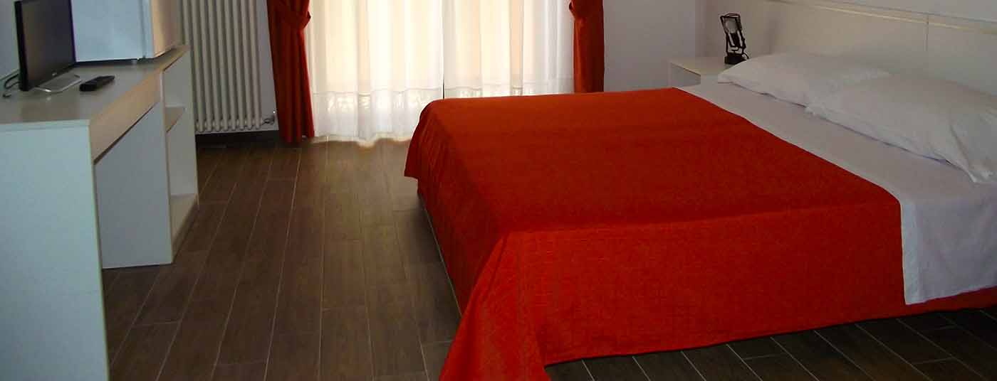 ...dispone di 24 camere dotate di TV led, frigobar, telefono e phon...